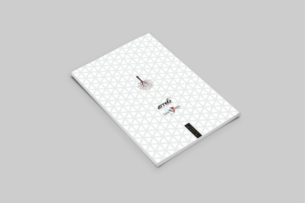Contracubierta blanca de la revista Arrels con trama y logotipos