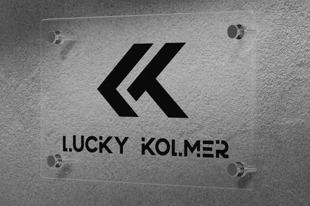 Logotip de Lucky Kolmer aplicat a una superfície amb textura