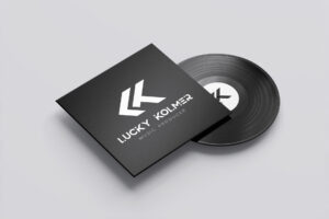 Aplicació de la marca Lucky Kolmer al disc i la coberta, vista 2